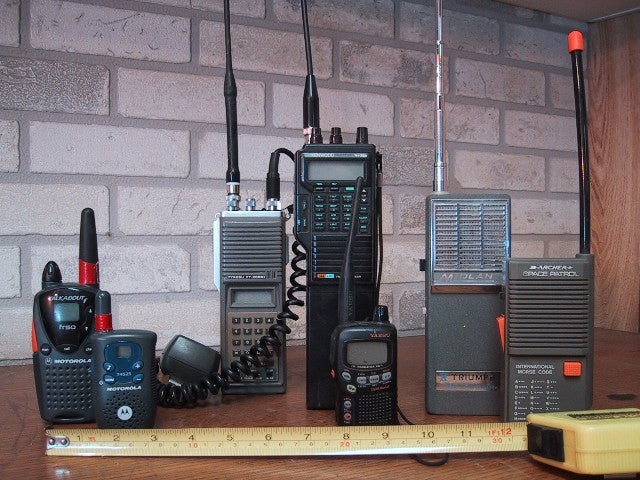 Comparison of VHF and UHF radio communications showing frequency characteristics and coverage